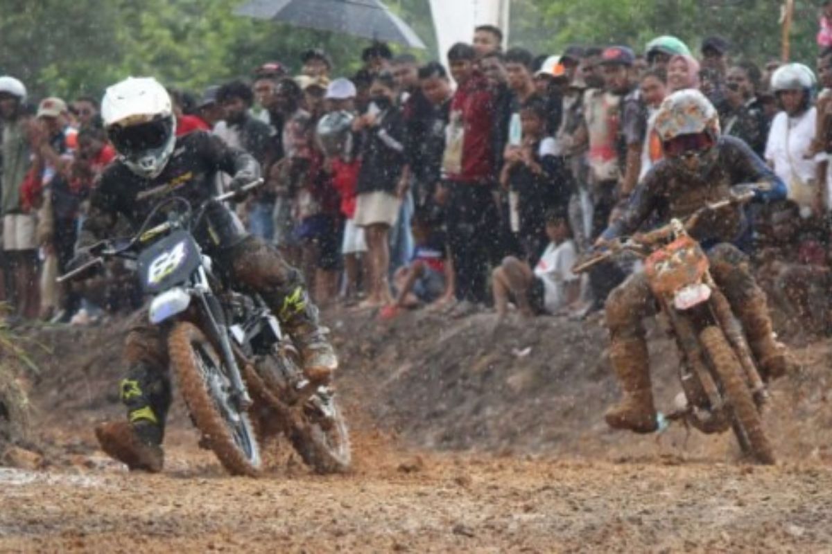 Sirkuit Kepi Panas! 30 Crosser Bersaing di Grasstrack Bupati Mappi 2025