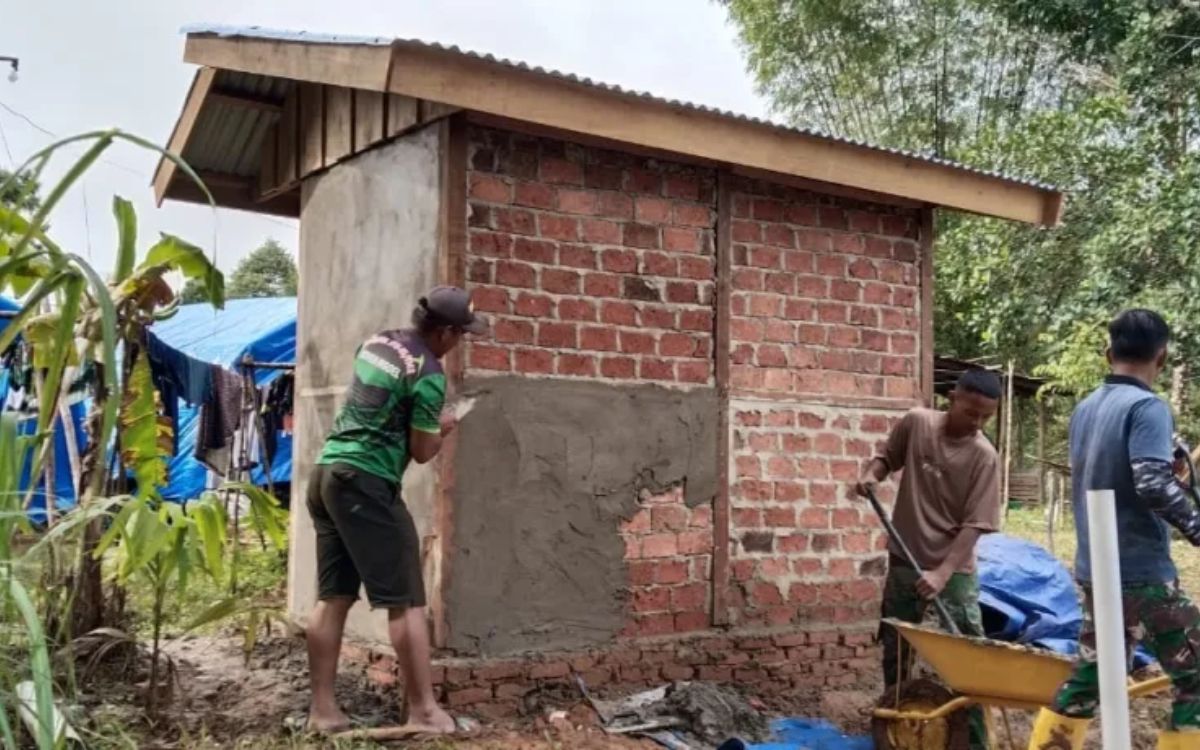 Pembangunan MCK TMMD ke-126 Terus Dikebut, Salah Satu Unit Masuki Tahap Pemasangan Atap