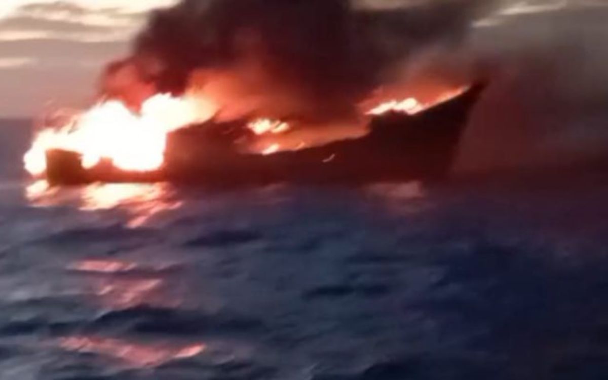 Dramatis! Tim SAR Gabungan Berhasil Evakuasi 26 Awak KM Mekar Alam B yang Terbakar di Merauke