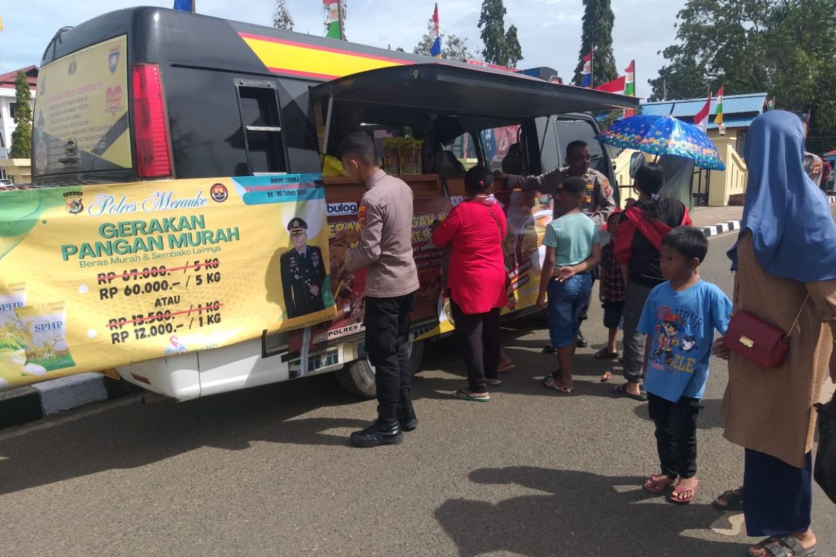 Jaga Stabilitas Harga, Polres Merauke Salurkan Beras, Minyak, dan Gula Murah
