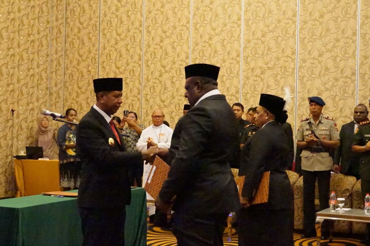 Gubernur Apolo Lantik Dua Wakil Ketua MRP Papua Selatan di Swiss-Belhotel