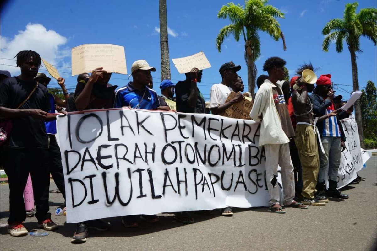 Aksi Komasdeling di Kantor Gubernur Papua Selatan, Paskalis Imadawa Dorong Forum Resmi untuk Solusi Bersama