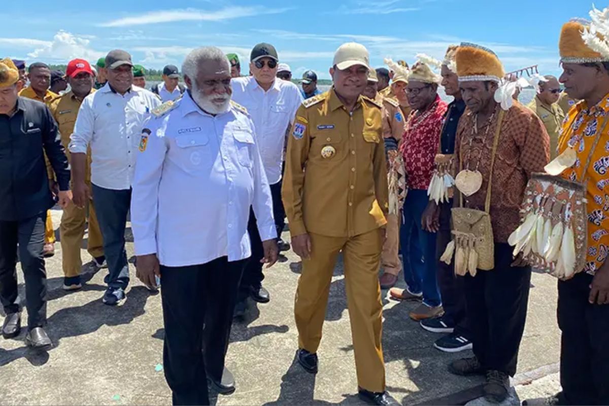 Wagub Papua Selatan Paskalis Imadawa Temui Keluarga Korban Penembakan di Asmat
