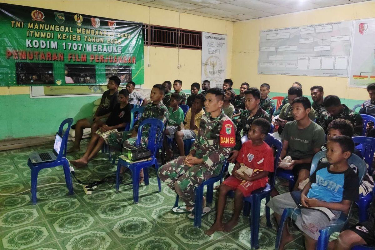 Nobar Film Perjuangan di Jagebob, Satgas TMMD Tanamkan Semangat Nasionalisme