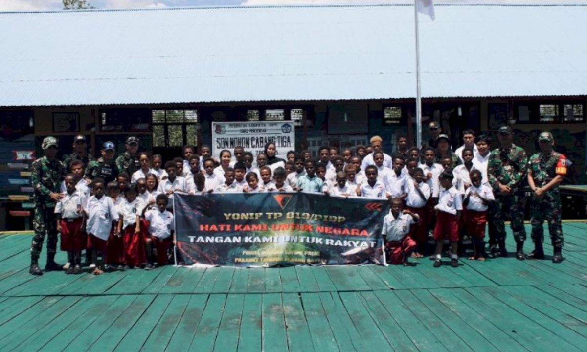 Menembus Rawa demi Ilmu: Potret Perjuangan Siswa SDN Nohon dan Aksi Nyata Yonif TP 819