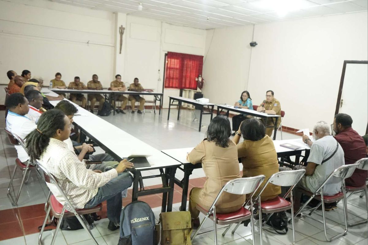 Asisten I Setda Papua Selatan Tekankan Pentingnya Hak Dasar Masyarakat Adat Lewat FGD