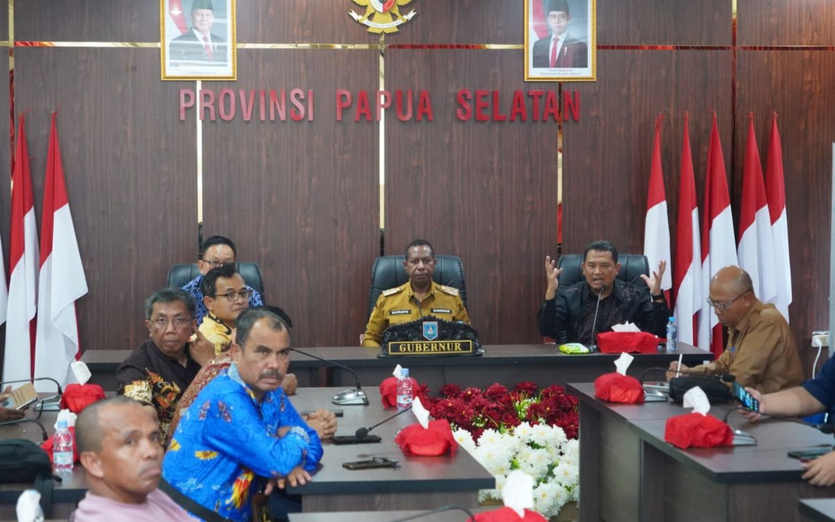 Gubernur Apolo Safanpo Dorong Telkom Percepat Konektivitas Internet di Papua Selatan