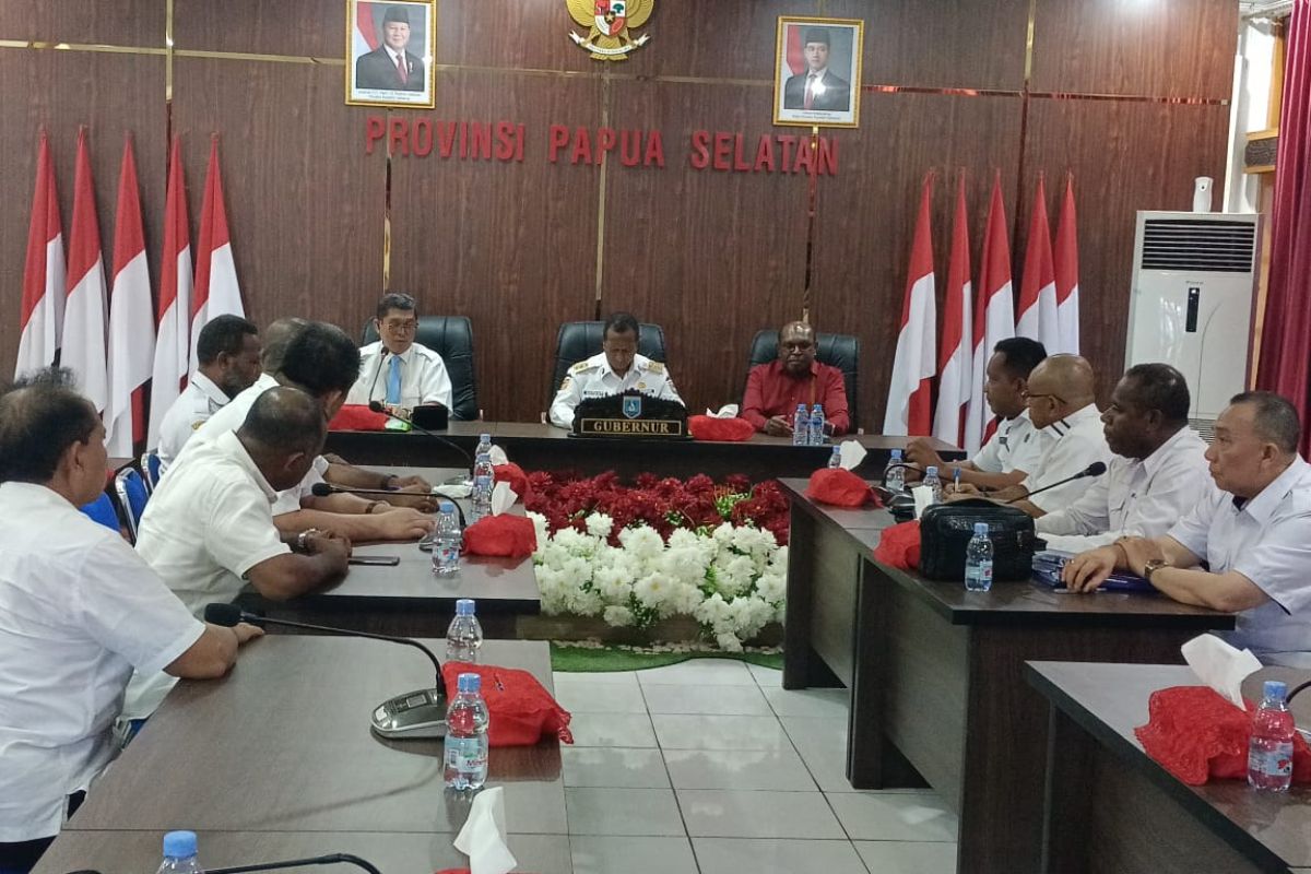 Apolo Safanpo Tunjuk Ferdinandus Kainakaimu Jadi Sekda Definitif Papua Selatan