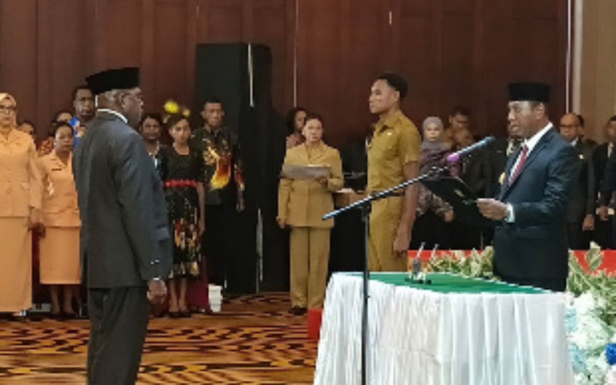 Gubernur Apolo Safanpo Lantik Ferdinandus Kainakaimu sebagai Sekda Definitif Papua Selatan