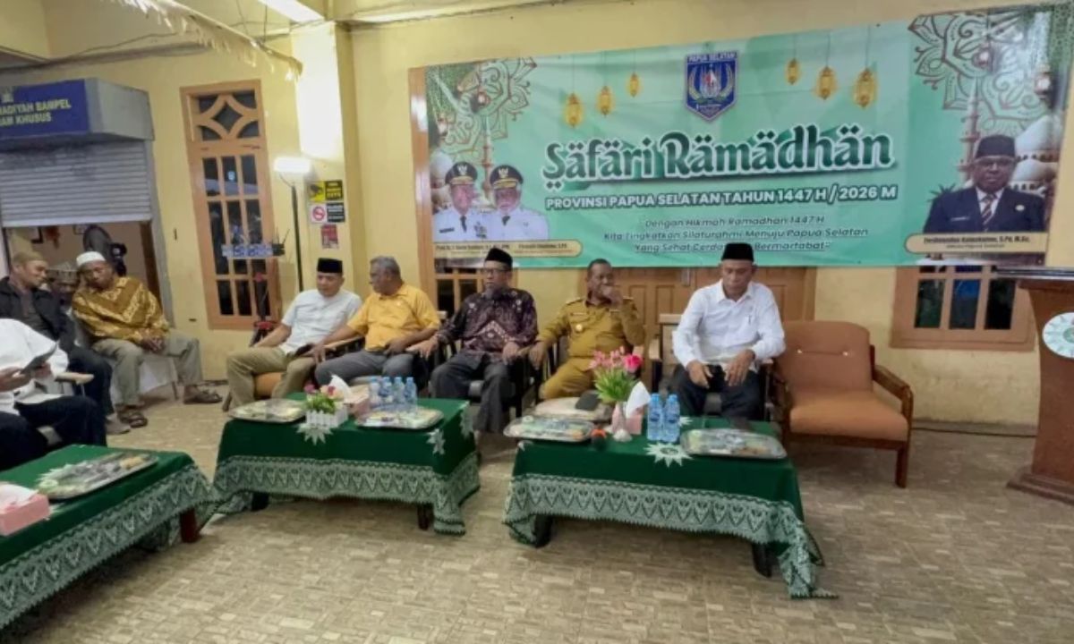 Safari Ramadan di Masjid Al-Hikmah: Gubernur Apolo Safanpo Tebar Seribu Paket Sembako untuk Warga