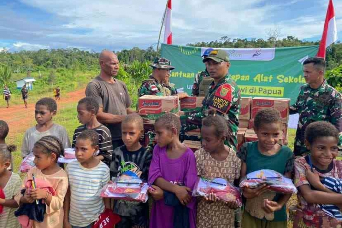 Satgas Yonif 144/JY Berbagi Kasih di Pedalaman Papua, Warga Terharu