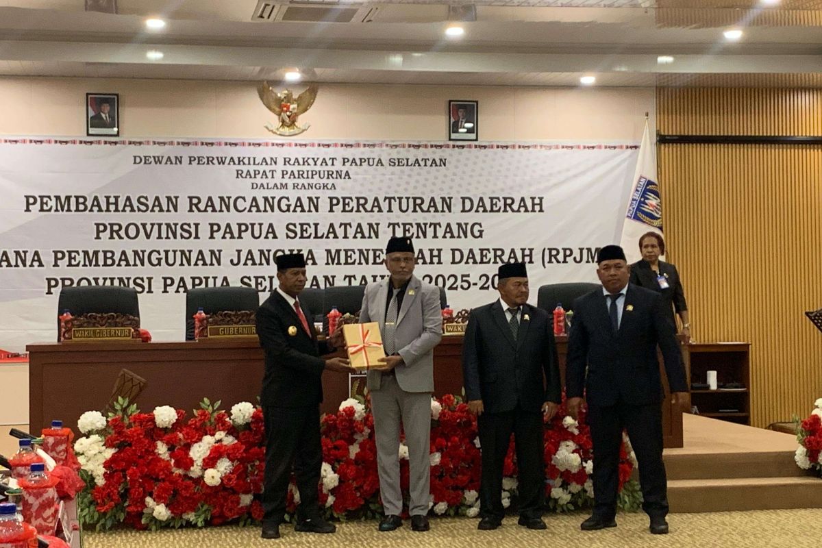 Heribertus Silubun Pimpin Rapat Paripurna RPJMD Papua Selatan 2025–2029