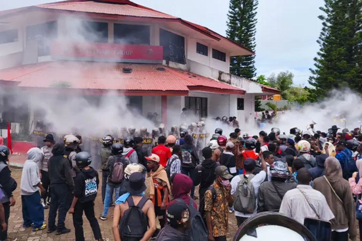 Aksi Ricuh di Merauke: Massa Protes Gangguan Internet di Kantor Telkom Indonesia