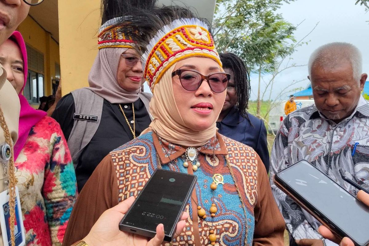 Menteri PPPA Arifah Choiri Fauzi Tinjau Program Makan Bergizi Gratis di Merauke
