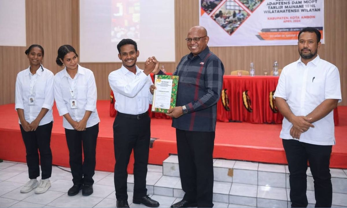 Bukan Sekadar Gelar, Begini Strategi Bupati Mappi Cetak Agen Perubahan Lewat Program 1000 Sarjana