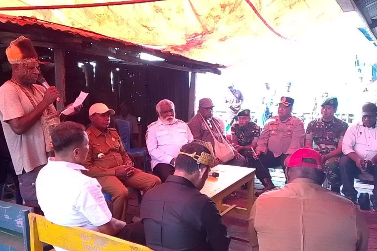 Paskalis Imadawa Kunjungi Keluarga Korban Penembakan: “Kita Harus Mendengar Suara Rakyat”