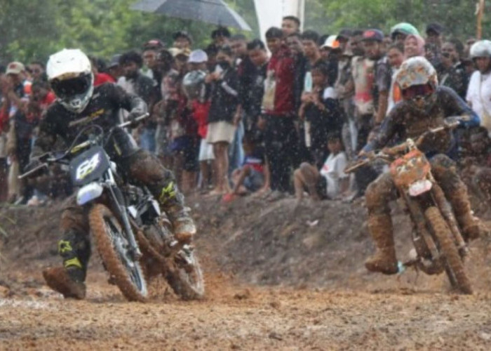 Sirkuit Kepi Panas! 30 Crosser Bersaing di Grasstrack Bupati Mappi 2025