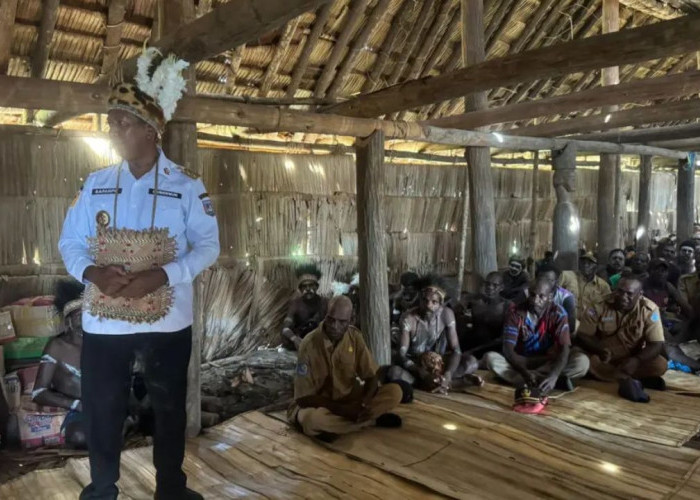 Momen Hangat di Tepi Kali Bets: Warga Kampung Yaisiu Keluhkan Internet Lambat kepada Gubernur Papua Selatan