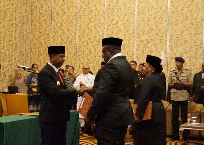 Gubernur Apolo Lantik Dua Wakil Ketua MRP Papua Selatan di Swiss-Belhotel