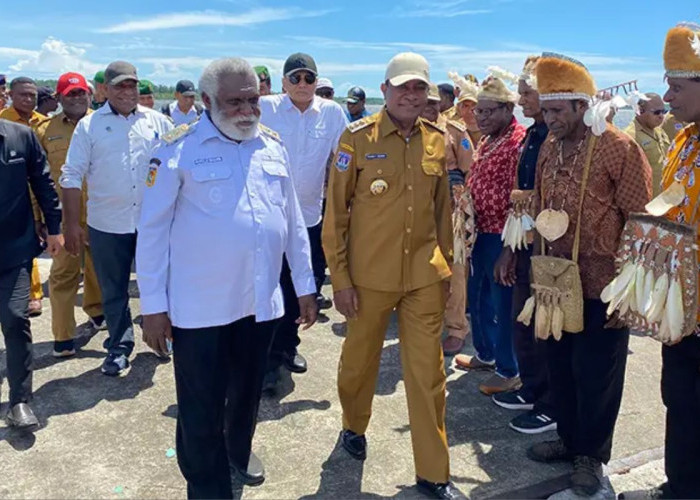 Wagub Papua Selatan Paskalis Imadawa Temui Keluarga Korban Penembakan di Asmat