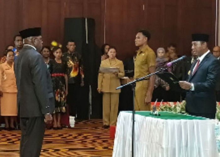 Gubernur Apolo Safanpo Lantik Ferdinandus Kainakaimu sebagai Sekda Definitif Papua Selatan