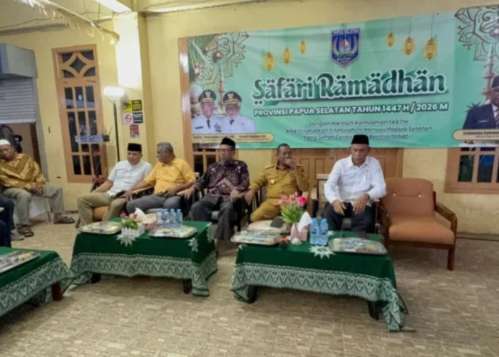 Safari Ramadan di Masjid Al-Hikmah: Gubernur Apolo Safanpo Tebar Seribu Paket Sembako untuk Warga