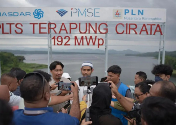 PLN Ajak Jurnalis Papua Tinjau PLTA dan PLTS Terapung Cirata