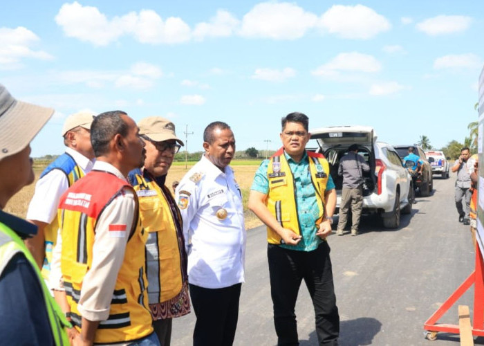 Gubernur Apolo Safanpo Tinjau Proyek Jalan Papua Selatan, Target Selesai Desember 2026