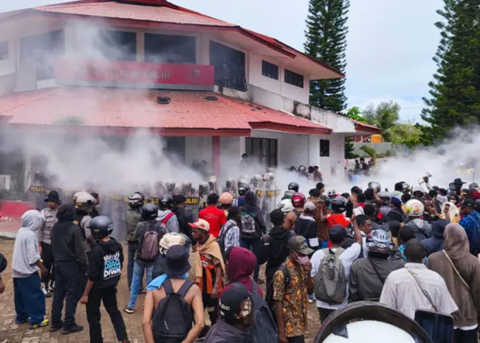 Aksi Ricuh di Merauke: Massa Protes Gangguan Internet di Kantor Telkom Indonesia