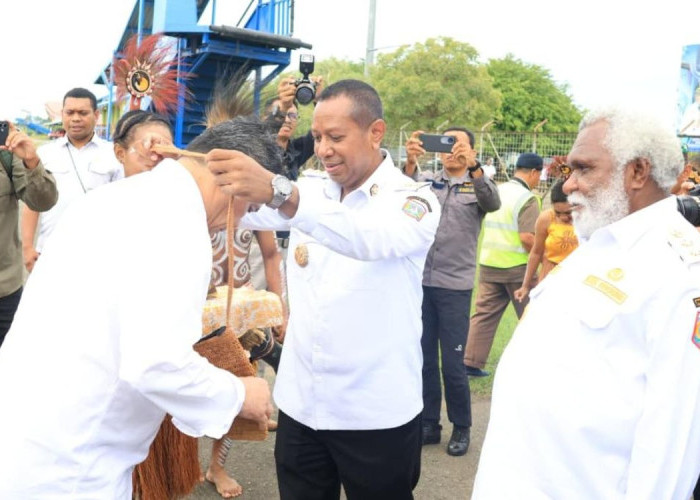 Wamendes PDT Ahmad Riza Patria Tiba di Merauke, Disambut Hangat dengan Tradisi Khas Papua Selatan