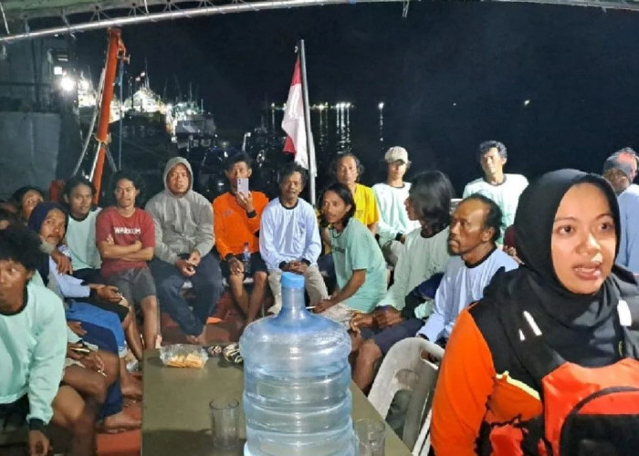 KM Mekar Alam B Terbakar di Laut Arafura, Tim SAR Gabungan Berhasil Evakuasi 24 ABK ke Merauke