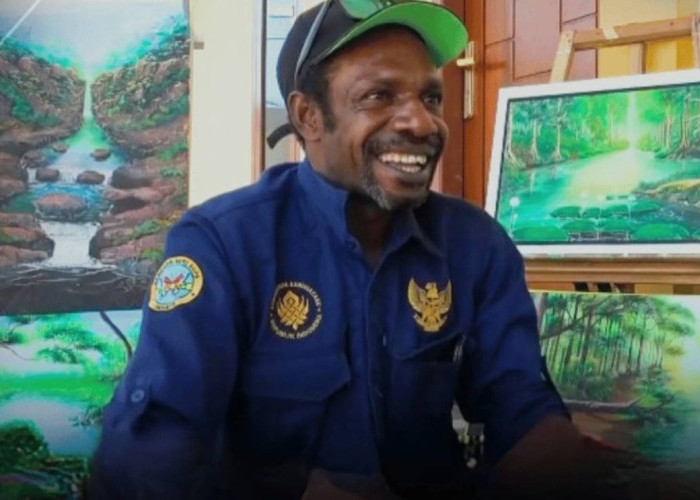 Mengabadikan Keindahan Papua Selatan: Kisah Benedictus Tokio dan Seni Lukis Otodidak dari Merauke