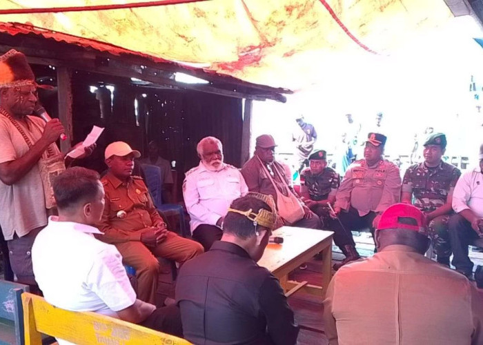 Paskalis Imadawa Kunjungi Keluarga Korban Penembakan: “Kita Harus Mendengar Suara Rakyat”