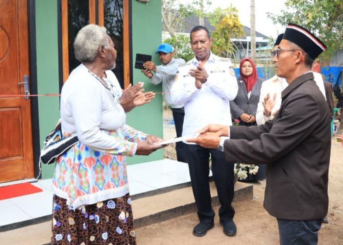 Gubernur Papua Selatan Serahkan Rumah Syukur untuk Warga Kurang Mampu di Kurik Merauke