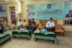 Safari Ramadan di Masjid Al-Hikmah: Gubernur Apolo Safanpo Tebar Seribu Paket Sembako untuk Warga