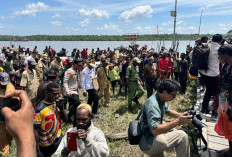 Safari Ramadhan di Distrik Atsj: Gubernur Apolo Safanpo Serap Aspirasi Warga dari Rumah Adat Jeuw